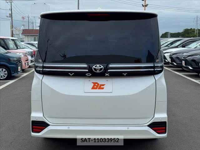 Toyota VOXY 2023-12 8355861-13