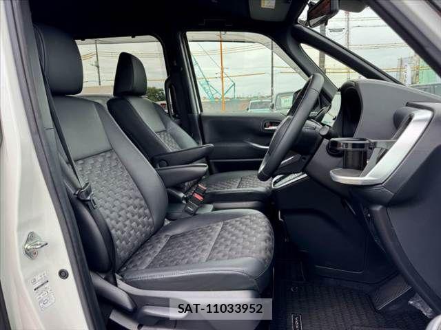 Toyota VOXY 2023-12 8355861-15