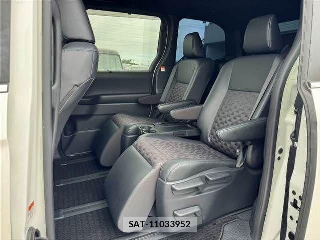 Toyota VOXY 2023-12 8355861-17