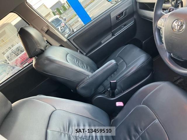 Toyota VOXY 2012-02 8355873-24