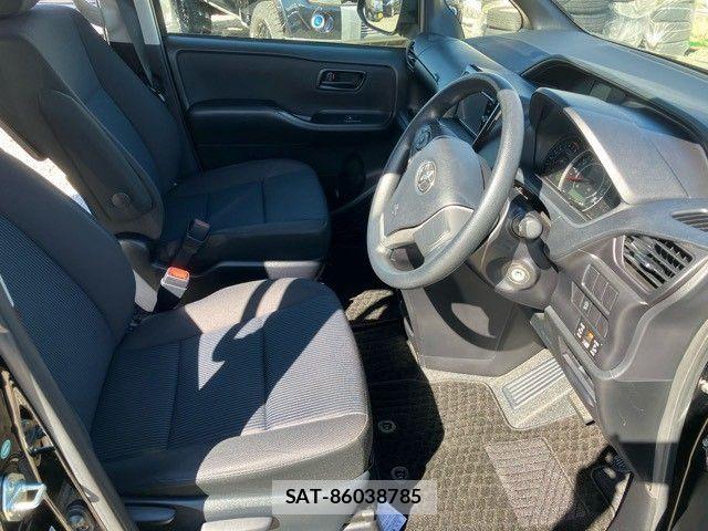 Toyota VOXY 2017-10 8355870-11