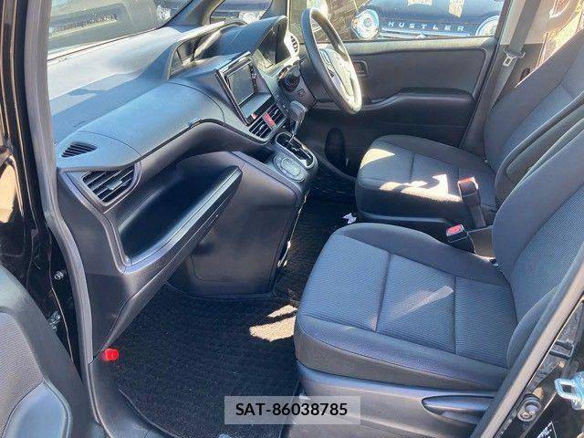 Toyota VOXY 2017-10 8355870-12