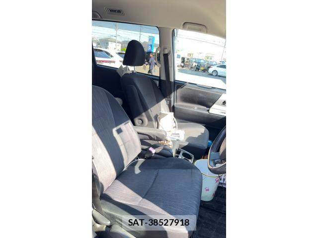 Toyota VOXY 2011-10 8355872-11