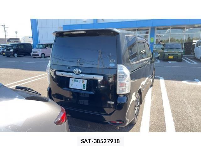 Toyota VOXY 2011-10 8355872-3
