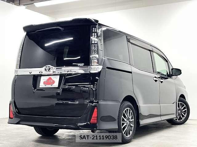 Toyota VOXY 2014-04 8353788-2
