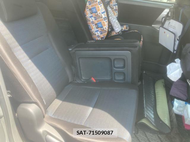 Toyota VOXY 2010-02 8355876-11