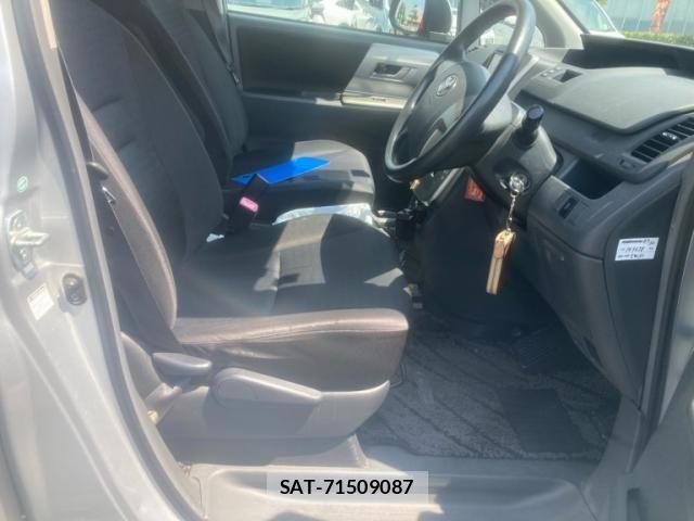 Toyota VOXY 2010-02 8355876-12