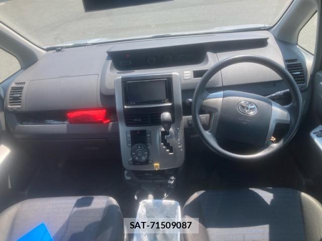 Toyota VOXY 2010-02 8355876-13