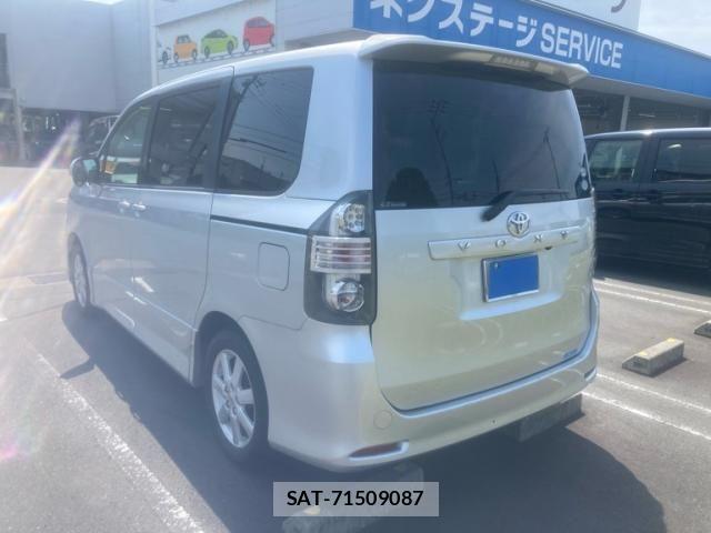 Toyota VOXY 2010-02 8355876-2