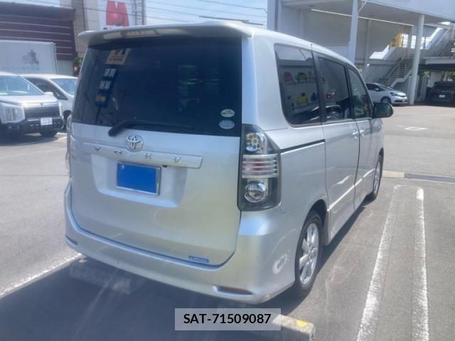 Toyota VOXY 2010-02 8355876-3