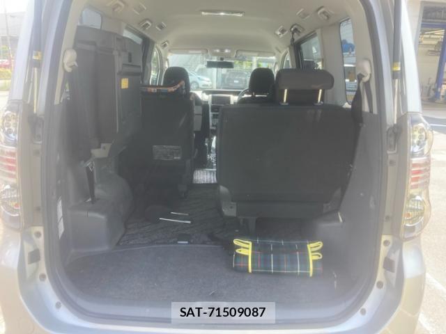 Toyota VOXY 2010-02 8355876-5
