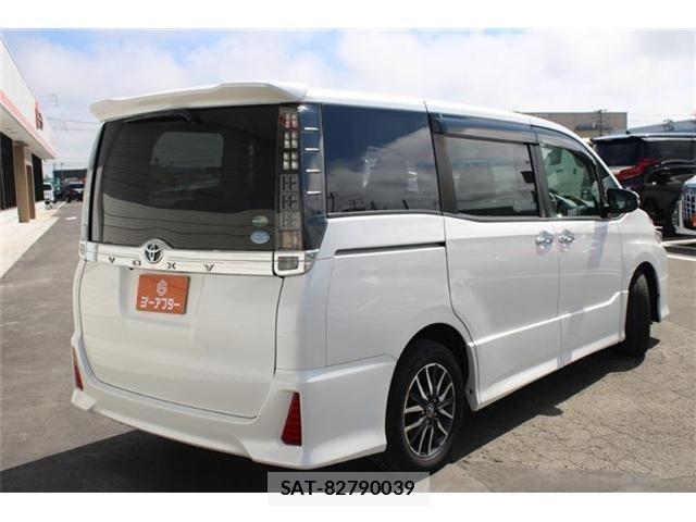 Toyota VOXY 2016-04 8355866-9