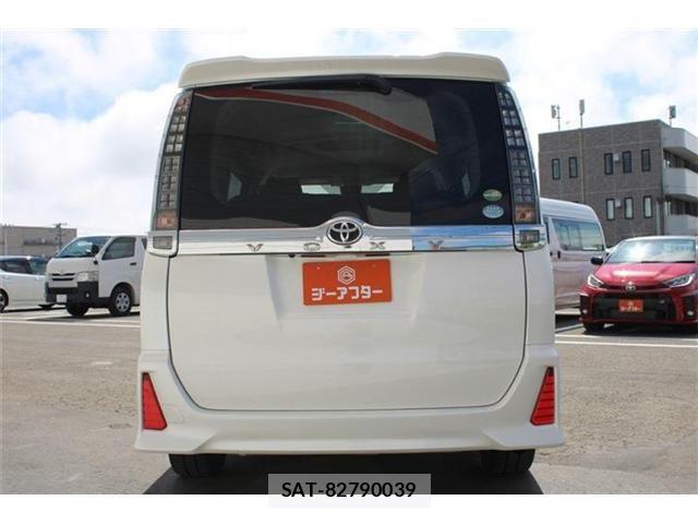 Toyota VOXY 2016-04 8355866-10