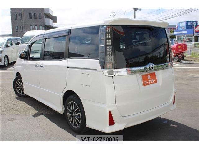 Toyota VOXY 2016-04 8355866-11
