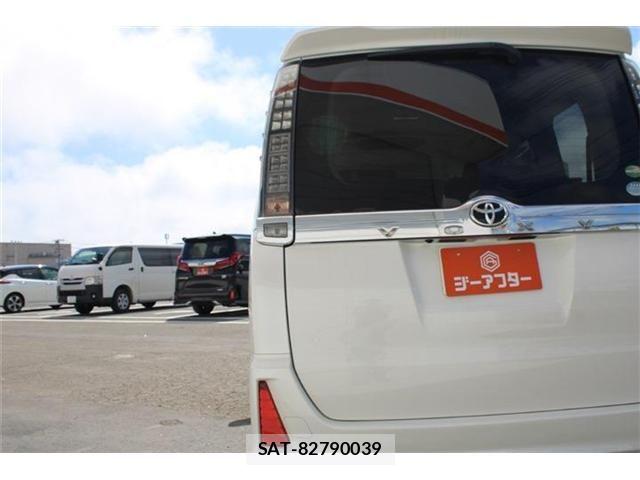 Toyota VOXY 2016-04 8355866-20