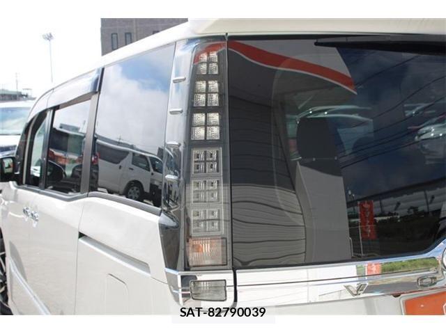 Toyota VOXY 2016-04 8355866-21