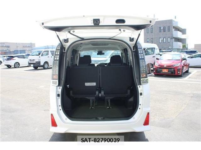 Toyota VOXY 2016-04 8355866-22