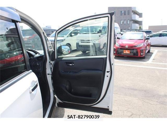 Toyota VOXY 2016-04 8355866-24