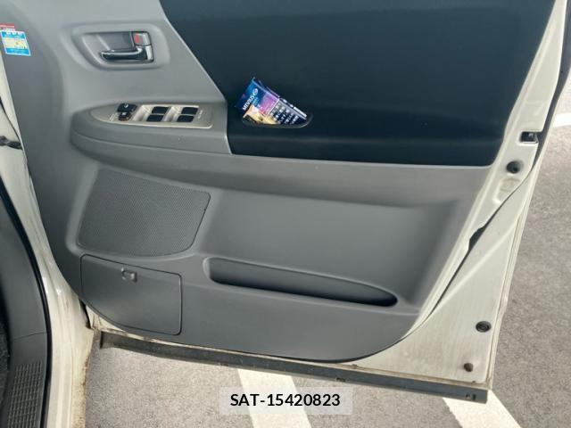 Toyota VOXY 2006-05 8355877-13