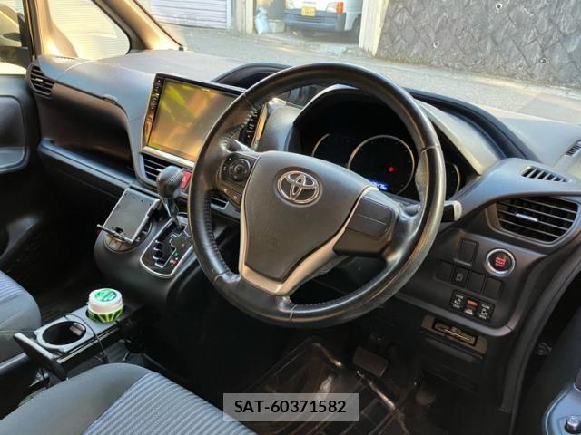 Toyota VOXY 2014-07 8355871-11