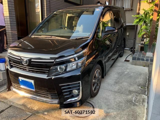 Toyota VOXY 2014-07 8355871-1