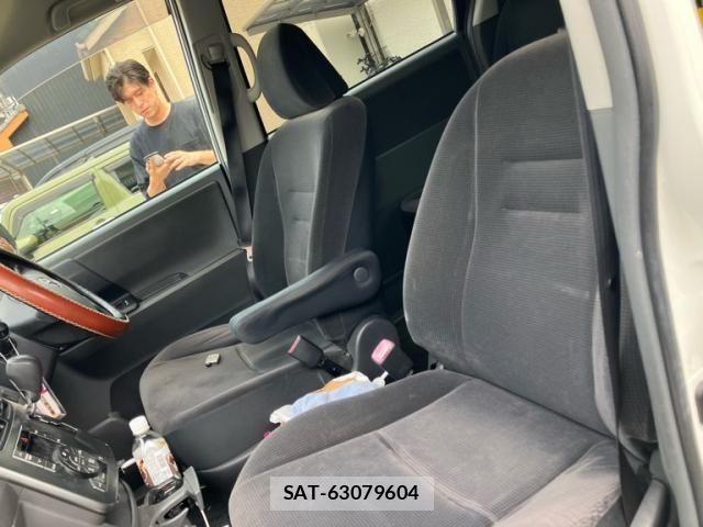 Toyota VOXY 2009-07 8369692-11