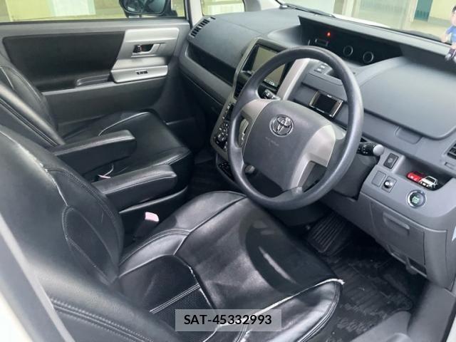 Toyota VOXY 2007-12 8369689-12