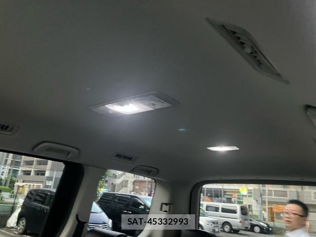 Toyota VOXY 2007-12 8369689-16