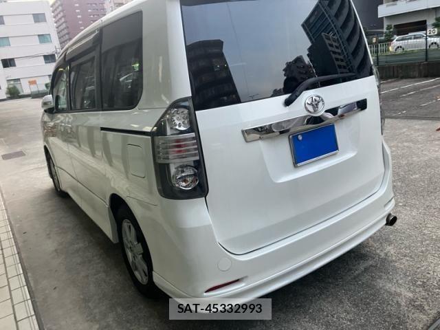 Toyota VOXY 2007-12 8369689-5