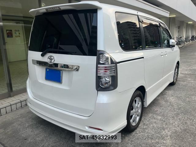 Toyota VOXY 2007-12 8369689-6