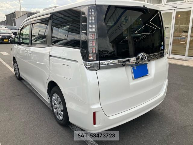Toyota VOXY 2016-02 8369680-2