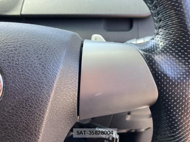 Toyota VOXY 2011-09 8369690-11