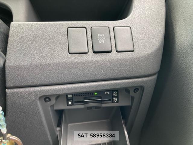Toyota VOXY 2007-08 8369694-16