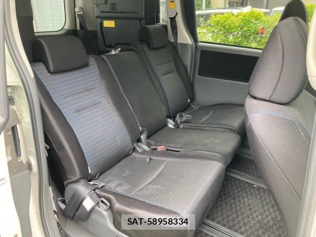 Toyota VOXY 2007-08 8369694-20