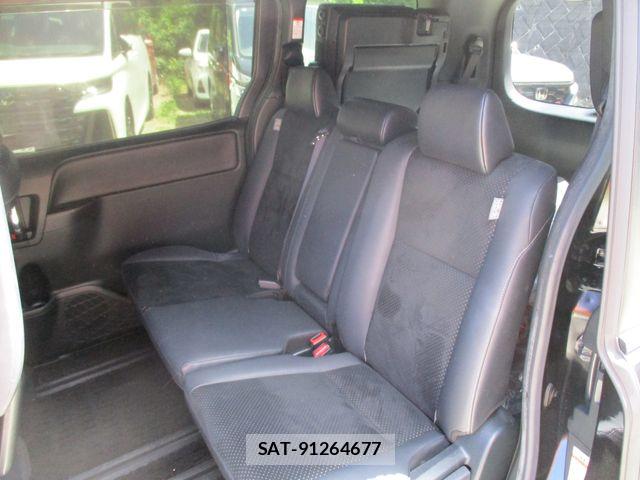 Toyota VOXY 2021-06 8369667-12