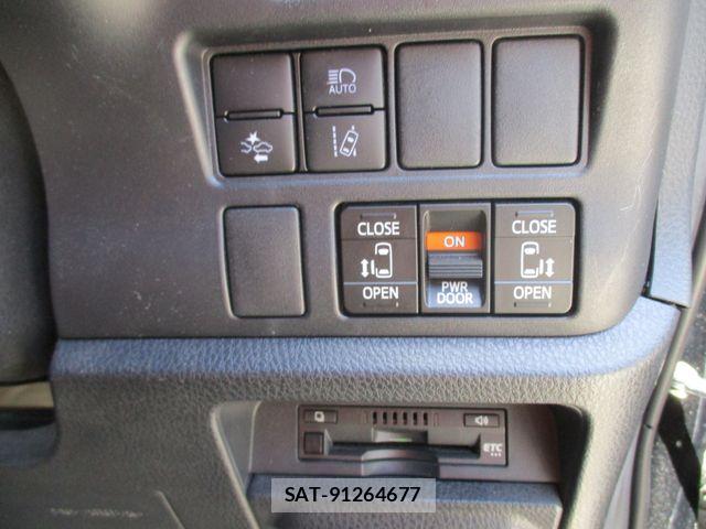 Toyota VOXY 2021-06 8369667-17