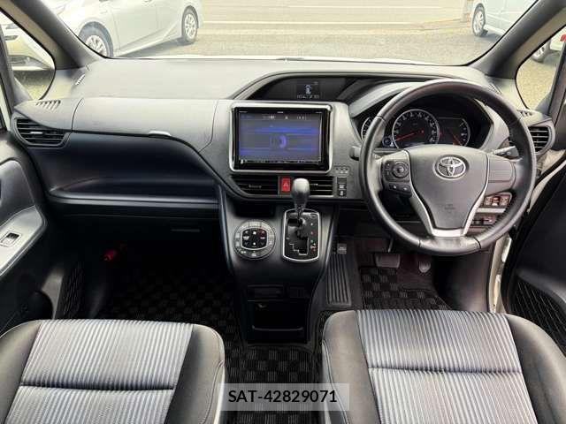 Toyota VOXY 2015-12 8369671-10