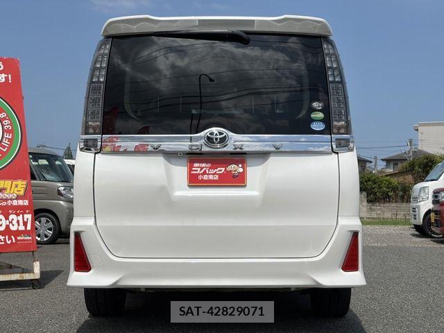 Toyota VOXY 2015-12 8369671-6