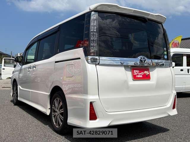 Toyota VOXY 2015-12 8369671-7