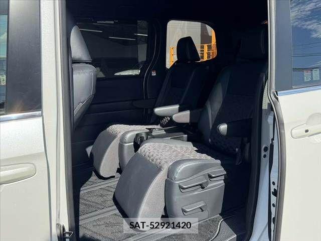 Toyota VOXY 2022-09 8369650-17
