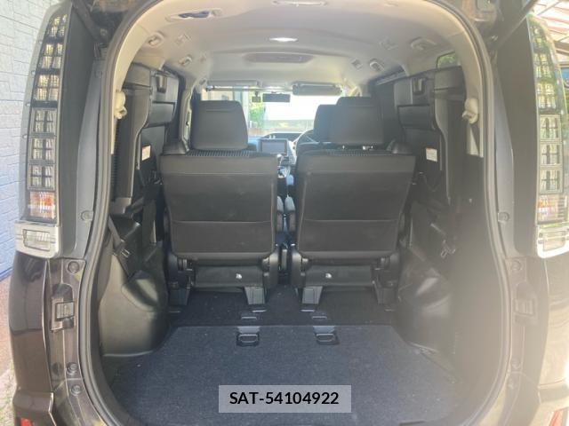 Toyota VOXY 2014-02 8369685-11
