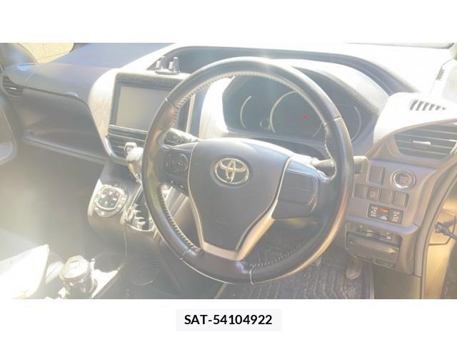 Toyota VOXY 2014-02 8369685-19