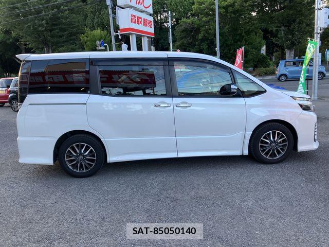 Toyota VOXY 2014-05 8369673-1