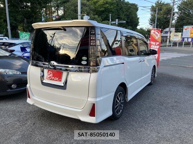 Toyota VOXY 2014-05 8369673-2