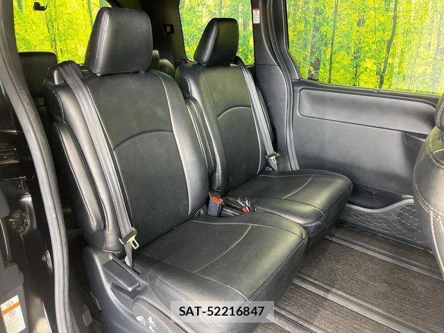 Toyota VOXY 2017-10 8369666-8