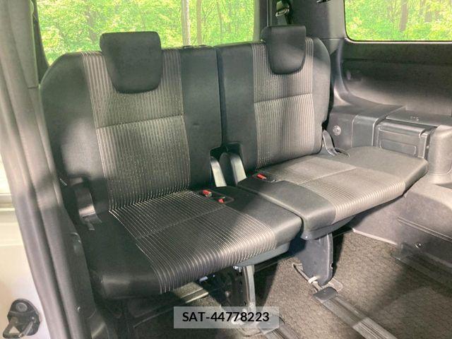Toyota VOXY 2017-08 8369662-9