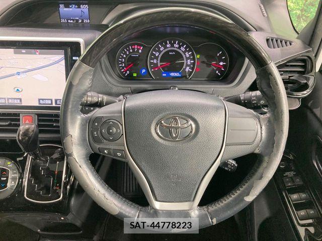 Toyota VOXY 2017-08 8369662-11