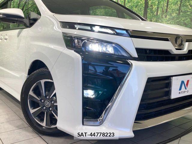 Toyota VOXY 2017-08 8369662-12