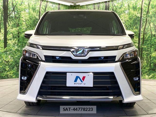 Toyota VOXY 2017-08 8369662-14
