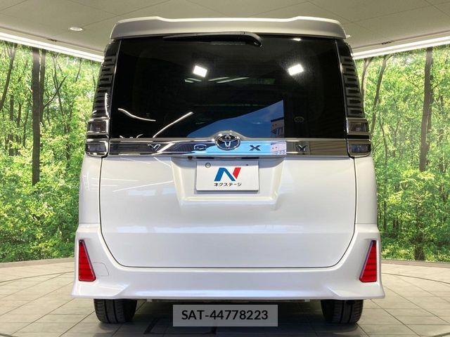 Toyota VOXY 2017-08 8369662-15